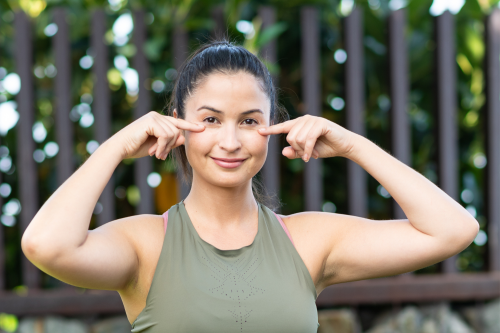 Reduce las ojeras con yoga facial